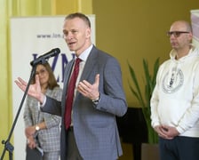 <p>Konferencja prasowa przekazania szkole LZN przy ul. Kiełczowskiej defibrylator&oacute;w. Podczas konferencji uczmniowie zorganizowali pokaz udzielania pierwszej pomocy&nbsp;&nbsp;</p>