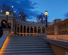 Rozświetlony Bastion Sakwowy na wzgórzu Partyzantów.