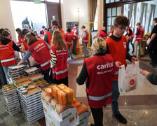 Pakowanie paczek dla ubogich przez wolontriuszy Caritas