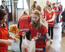 Pakowanie paczek dla ubogich przez wolontriuszy Caritas