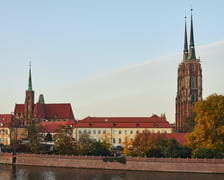 <p><strong>Ostrów Tumski to najstarsza, zabytkowa część Wrocławia.</strong><span>&nbsp;</span><span>Znajdują się tam Katedra p.w. św. Jana Chrzciciela, kościół p.w. św. Idziego i Brama Kluskowa.</span></p> <p><a href="htps://www.wroclaw.pl/dla-mieszkanca/co-na-wiosne-we-wroclawiu">Zobacz, jakie atrakcje czekają na Ostrowie Tumskim.</a></p>