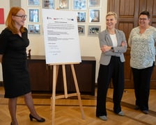 <p>Anna Grabowska (z lewej) oraz Dorota Olearnik,&nbsp;dyrektor Wydziału Zarządzania Funduszami UM (druga z prawej)</p>