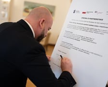 <p>Prezydent Jacek Sutryk podpisuje umowę o partnerstwie na rzecz realizacji projektu&nbsp;&bdquo;Razem łatwiej. Wrocławski asystent osobisty osoby z niepełnosprawnością&rdquo;&nbsp;</p>