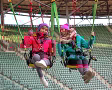 <h3>Swing Jump na stadionie Tarczyński Arena</h3>
<p>Swing Jump, czyli skok wahadłowy to ekstremalna atrakcja na stadionie Tarczyński Arena. Wyr&oacute;żnia ją to, że ze skoku mogą w tym samym czasie skorzystać nawet dwie osoby - to pierwsze takie tandemowe skoki na linach w Polsce!&nbsp;</p>
<p>Emocje dawkowane są już od samego początku, kiedy skoczkowie podciągani są aż pod sam dach stadionu. Po chwili niepewności, ciszy, bez odliczania... zostają nagle wyczepieni z układu, spadając z niesamowitym przyspieszeniem, aby po chwili szybować tuż nad krzesłami trybun.</p>
<p>Skoki na stadionie odbywają się w weekendy wolne od imprez masowych od wiosny do jesieni. <a href="https://www.dreamjump.pl/pl/jumps/dream-jump-wahadlo.html" target="_blank" rel="noopener">Należy wcześniej zarezerwować termin.</a></p>
<ul>
<li>Adres: Aleja Śląska 1</li>
<li><a href="https://www.dreamjump.pl/pl/jumps/dream-jump-wahadlo.html" target="_blank" rel="noopener">Więcej informacji na stronie Dream Jump Wrocław</a></li>
</ul>
