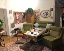 <h3>Muzeum Techniki Filmowej &ndash; scenografia z serialu Świat według Kiepskich&nbsp;</h3>
<p>Takiego miejsca nie ma nigdzie indziej! Pod Wrocławiem można zwiedzić słynne mieszkanie serialowej rodziny Kiepskich.&nbsp;W Zamku Topacz zostało otwarte <strong>Muzeum Techniki Filmowej</strong>, gdzie na stałe przeni&oacute;sł się plan serialu &bdquo;Świat według Kiepskich&rdquo;. I to ze wszystkimi rekwizytami!</p>
<p>Przeniesiecie się do kamienicy przy ul. Ćwiartki 3/4. Zobaczycie wsp&oacute;lną toaletę na korytarzu, salon, kuchnię oraz sypialnię Ferdka i Halinki Kiepskich, a także mieszkanie ich sąsiad&oacute;w &ndash; Paździoch&oacute;w.</p>
<p>Aby odwiedzić plan serialu należy kupić bilet wstępu do <a href="https://www.facebook.com/MuzeumTopacz/?locale=pl_PL" target="_blank" rel="noopener">Muzeum Motoryzacji</a>&nbsp;(online lub na miejscu w kasie). Wtedy można obejrzeć zar&oacute;wno klasyczne samochody, jak i wystawę &bdquo;Świat według Kiepskich&rdquo;, kt&oacute;ra znajduje się na pierwszym piętrze.</p>
<ul>
<li>Adres: Gł&oacute;wna 12, Ślęza</li>
<li>Godziny otwarcia: wtorek-piątek w godz. 12:00-20:00; sobota-niedziela w godz. 11:00-20:00</li>
<li><a href="https://www.zamektopacz.pl/muzeum/zwiedzanie" target="_blank" rel="noopener">Więcej informacji na stronie Zamku Topacz</a></li>
</ul>