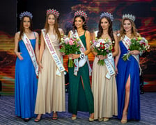 Pierwsza od lewej:  Ksenia Adamska – Miss Nastolatek Wrocławia. Druga od lewej: Natalia Kurowska – Miss Nastolatek Woj. Dolnośląskiego