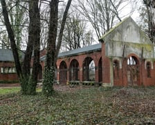 Budynki i obiekty zaprojektowane przez braci Ehrlichów we Wrocławiu. Pozostałości kaplicy na cmentarzu przy ul. Lotniczej