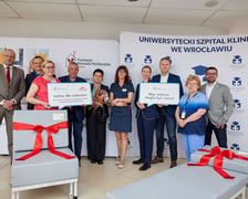 Przekazanie łóżek dla rodziców pacjentów USK we Wrocławiu