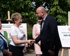 <p>Konferencja prasowa (29 kwietnia) z okazji przystąpienia pierwszego beneficjenta, Wsp&oacute;lnoty Mieszkaniowej Długosza 62, do miejskiego programy "Nasze Podw&oacute;rko"</p>