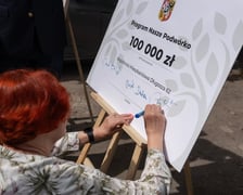 <p>Konferencja prasowa (29 kwietnia) z okazji przystąpienia pierwszego beneficjenta, Wsp&oacute;lnoty Mieszkaniowej Długosza 62, do miejskiego programy "Nasze Podw&oacute;rko"</p>