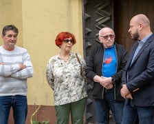 <p>Konferencja prasowa (29 kwietnia) z okazji przystąpienia pierwszego beneficjenta, Wsp&oacute;lnoty Mieszkaniowej Długosza 62, do miejskiego programy "Nasze Podw&oacute;rko"</p>