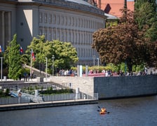 <p>Uroczystości 20-lecia wstąpienia Polski do Unii Europejskiej, przed Urzędem Wojew&oacute;dzkim</p>