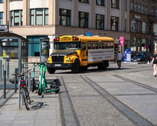 <p>Ż&oacute;łty szkolny autobus na ulicy Oławskiej</p>
