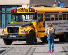 <p>Ż&oacute;łty szkolny autobus na ulicy Oławskiej</p>