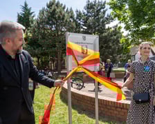 Uroczystość nadania skwerowi na Muchomorze Małym imienia Ludwika Rajchmana, twórcy UNICEF.