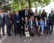 Uroczystość nadania skwerowi na Muchomorze Małym imienia Ludwika Rajchmana, twórcy UNICEF.