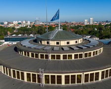 Hala Stulecia. Unijna flaga na szczycie Hali Stulecia, w tle panorama Wrocławia