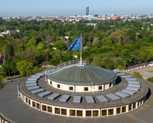 Hala Stulecia. Unijna flaga na szczycie Hali Stulecia, w tle panorama Wrocławia