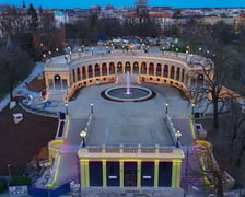 Na zdjęciu Bastion Sakwowy widziany z lotu ptaka. Natężenie światła na Bastionie Sakwowym będzie zmieniało się w zależności od pory dnia.