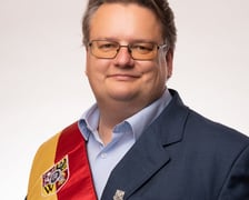 <p class="MsoNormal">Rocznik 1979. Absolwent Uniwersytetu Adama Mickiewicza w Poznaniu, Uniwersytetu Europejskiego Viadrina we Frankfurcie nad Odrą i Uniwersytetu w Uppsali w Szwecji. Z wykształcenia jest prawnikiem, z zawodu &ndash; radcą prawnym. Ekolog i aktywista. Wsp&oacute;łzałożyciel Komitetu Społecznego Ratujmy Las Mokrzański. Przewodniczący rady osiedla Leśnica.</p>
<p class="MsoNormal"><strong>Komisja</strong>: statutowa | osiedli, partycypacji, bezpieczeństwa i porządku publicznego | ochrony środowiska, klimatu i zr&oacute;wnoważonego rozwoju</p>
<p>KLUB RADNYCH KOALICJI OBYWATELSKIEJ</p>