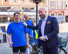 <p>Rowerzyści z&nbsp;Koła Przyjaci&oacute;ł Erlangen-H&ouml;chstadt/Tarnowskie G&oacute;ry (Tarnowitz) e.V. we Wrocławiu &ndash; z prezydentem Jackiem Sutrykiem</p>