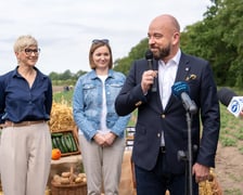 Farma Miejska z eko warzywami dla najmłodszych wrocławian. Na zdjęciu od lewej: Katarzyna Szymczak-Pomianowska, dyrektorka Departamentu Zrównoważonego Rozwoju, Ewa Żmuda, dyrektorka Wrocławskiego Centrum Integracji, Jacek Sutryk, prezydent Wrocławia