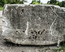 Fragment pomnika odnaleziony na Muchoborze Wielkim