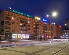 <p>Wieczorny widok na budynek z neonem&nbsp;&bdquo;dobry wiecz&oacute;r we Wrocławiu&rdquo;, maj 2023</p>