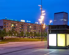 <p>Wieczorny widok na budynek z neonem&nbsp;&bdquo;dobry wiecz&oacute;r we Wrocławiu&rdquo;, maj 2023</p>
