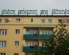 <p>Dzienny widok na budynek z neonem&nbsp;&bdquo;dobry wiecz&oacute;r we Wrocławiu&rdquo;, 2015</p>