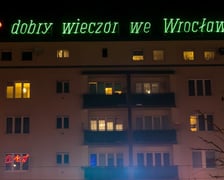 <p>Wieczorny widok na budynek z neonem&nbsp;&bdquo;dobry wiecz&oacute;r we Wrocławiu&rdquo;, zdjęcie archiwalne</p>