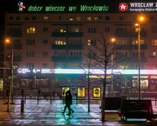 <p>Wieczorny widok na budynek z neonem&nbsp;&bdquo;dobry wiecz&oacute;r we Wrocławiu&rdquo;, zdjęcie archiwalne</p>