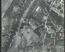 <p>Zdjęcie lotnicze Biskupina i Dąbia z 1929 roku. Dwa największe budynki to Hala Stulecia (na g&oacute;rze zdjęcia) i cegielnia Langner&oacute;w (na dole).</p>