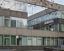 Modernistyczny biurowiec ZETO na Starym Mieście we Wrocławiu, grudzień 2022