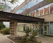Modernistyczny biurowiec ZETO na Starym Mieście we Wrocławiu, grudzień 2022