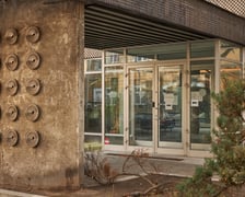 Modernistyczny biurowiec ZETO na Starym Mieście we Wrocławiu, grudzień 2022