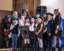 <p>Przegląd pieśni patriotycznych z udziałem przedszkolak&oacute;w i senior&oacute;w</p>