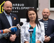 <p>Podpisanie umowy na remont szkoły, 11 czerwca 2024, dyrektor Magdalena Zawadzka, prezydent Jacek Sutryk i radny Dominik Kłosowski</p>