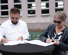 Podpisanie umowy na remont szkoły, 11 czerwca 2024. Jolanta Wnęk i Łukasz Hirny