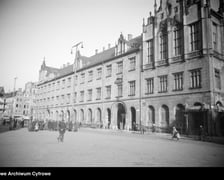 <p>Wrocław w roku 1950. Rynek - widok na Sukiennice</p>