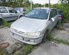 Jedno z porzuconych aut wystawionych na sprzedaż przez Miasto