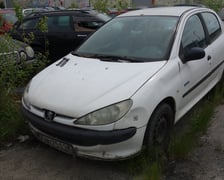 Jedno z porzuconych aut wystawionych na sprzedaż przez Miasto
