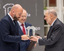 <p>Javier Solana odbiera Nagrodę Jana Nowaka-Jeziorańskiego z rąk prezydenta Wrocławia Jacka Sutryka i dyrektora Zakładu narodowego im. Ossolińskich Łukasza Kamińskiego</p>