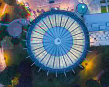 <p>Zdjęcia Wrocławia z drona. Budynek Panoramy Racławickiej</p>