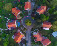 <p>Zdjęcia Wrocławia z drona. Sępolno - ogonek orła</p>