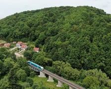 Pociąg na wiadukcie w Lubachowie