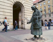 Pomnik Anonimowego Przechodnia - postać starszej pani jest pozbawiona laski