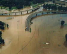 <p>Jedna z estakad na placu Społecznym pod wodą</p>