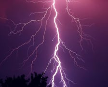<p><strong>1. Śledź ostrzeżenia Instytutu Meteorologii i Gospodarki Wodnej</strong></p>
<p>Możesz to robić na stronie IMGW, a także w wielu innych miejscach, <a href="https://www.wroclaw.pl/dla-mieszkanca/burze-wroclaw-12-lipca-pogoda-alert-imgw%20">np. na portalu Wroclaw.pl</a>.&nbsp;</p>
<p>Warto to robić choćby po to, by planować swoje aktywności (np. pracę na działce czy wizytę na placu zabaw) z uwzględnieniem warunk&oacute;w, jakie panują na zewnątrz.&nbsp;</p>