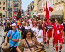 <p>Parada rozpoczynająca Międzynarodowy Turniej Piłki Nożnej Ulicznej Os&oacute;b Bezdomnych Wrocław Cup 2024</p>